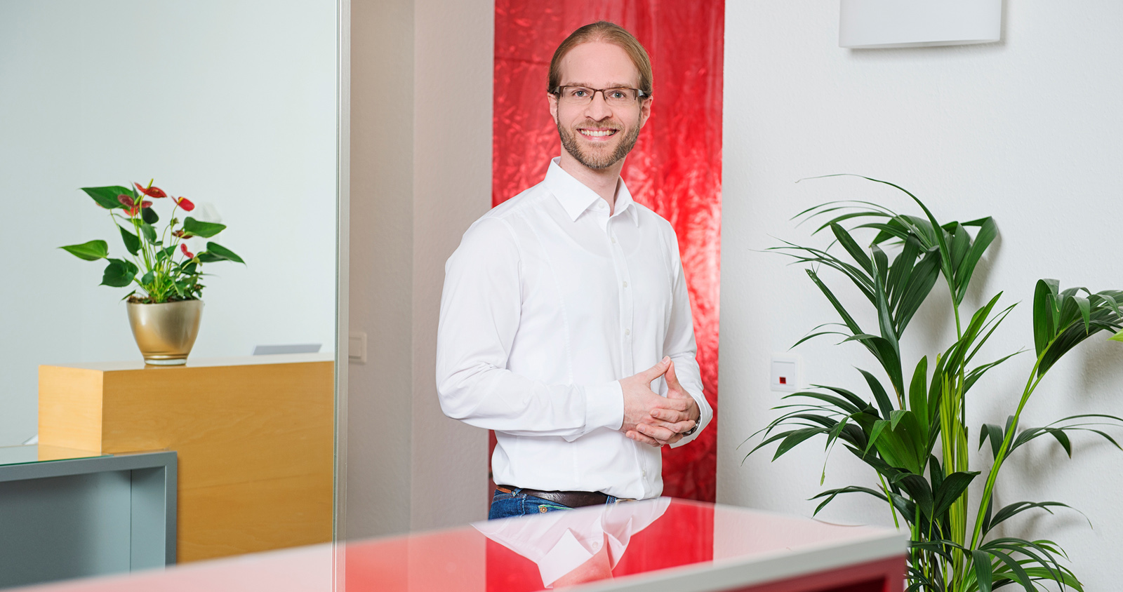 Heilpraktiker und Osteopath Stephan Limper in seiner Praxis in Bad Honnef.