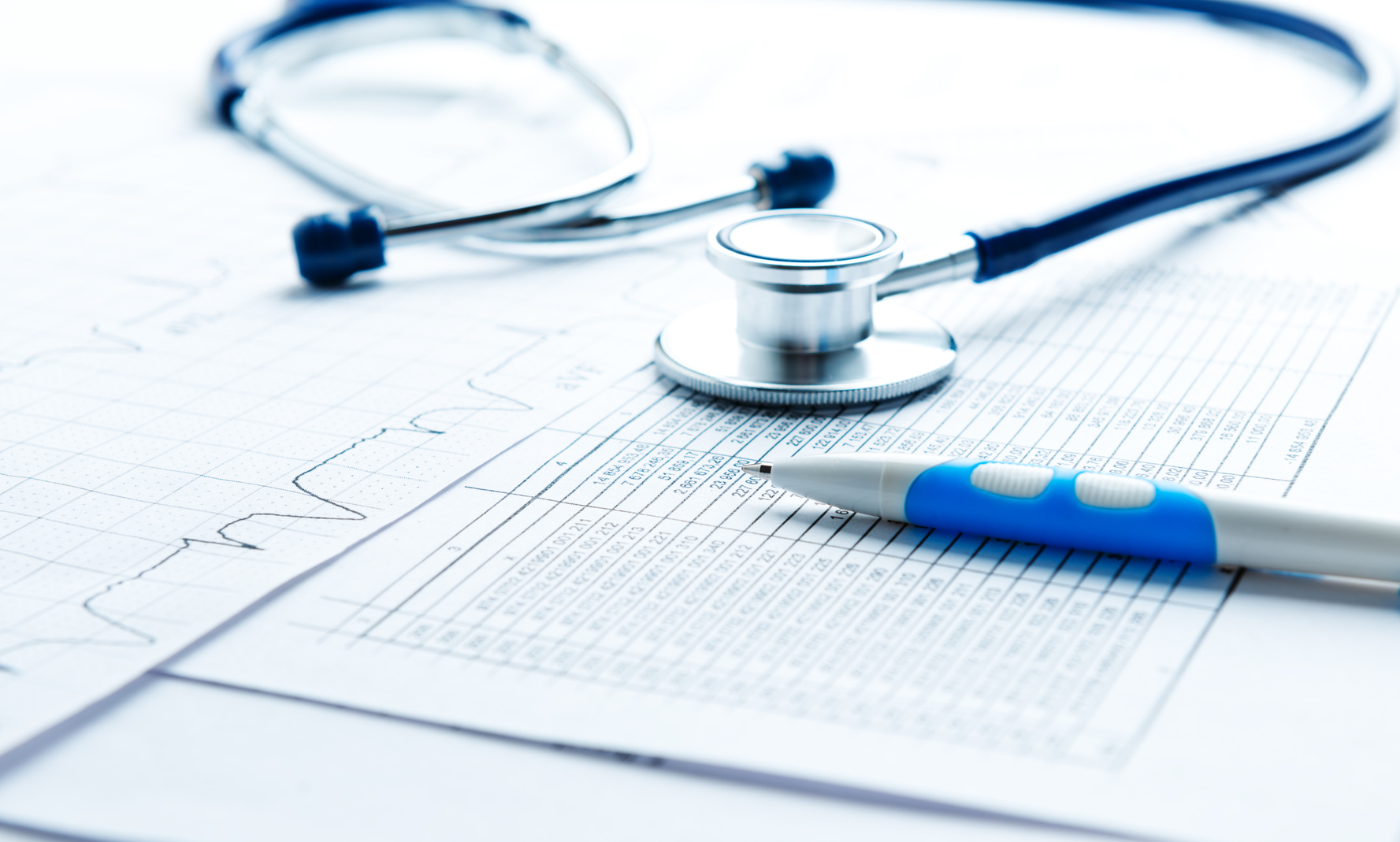 Bill from the doctor concepts of rising medical cost Stethoskop, Kugelschreiber und Rechung