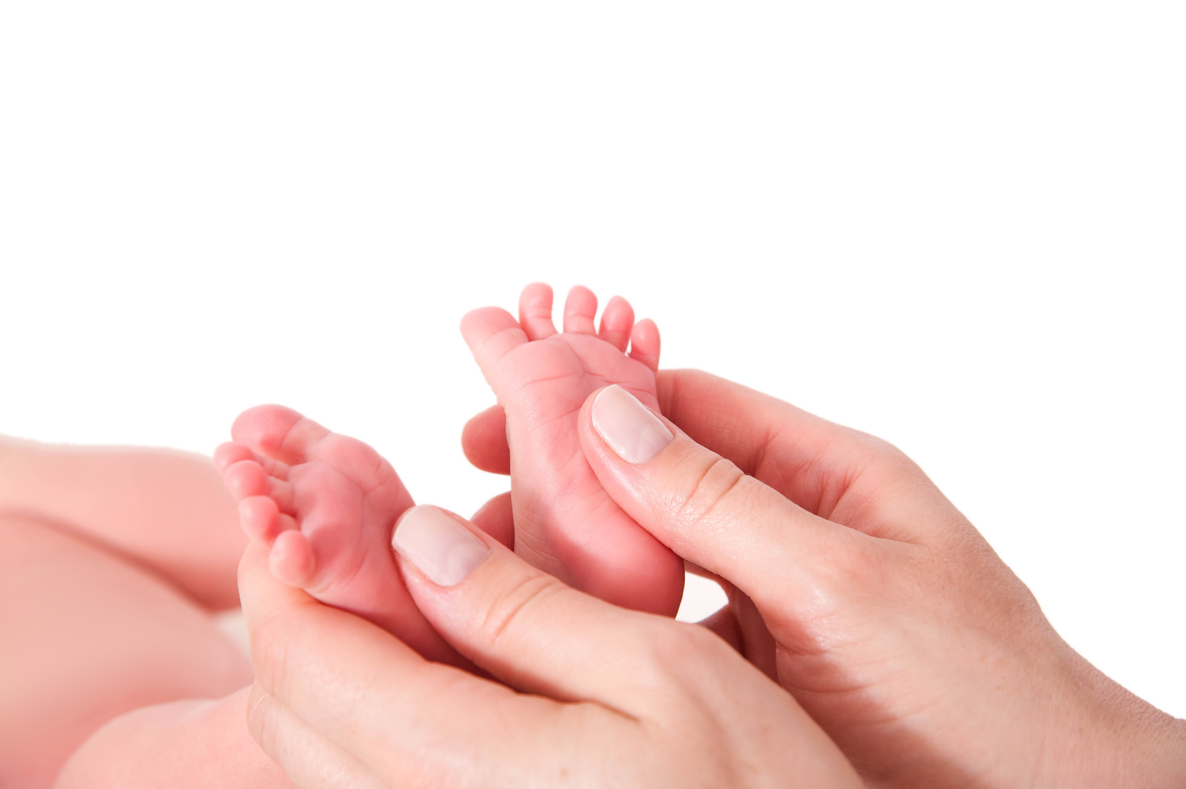 Frauenhände halten Babyfüße