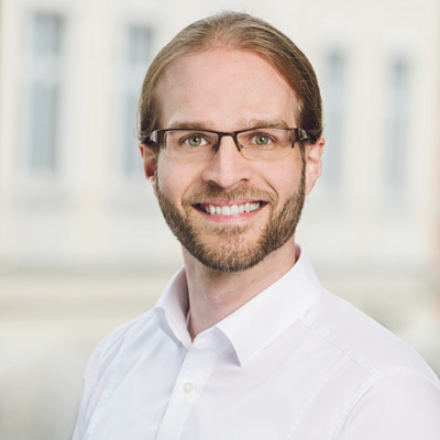 Heilpraktiker und Osteopath Stephan Limper in seiner Praxis in Bad Honnef.